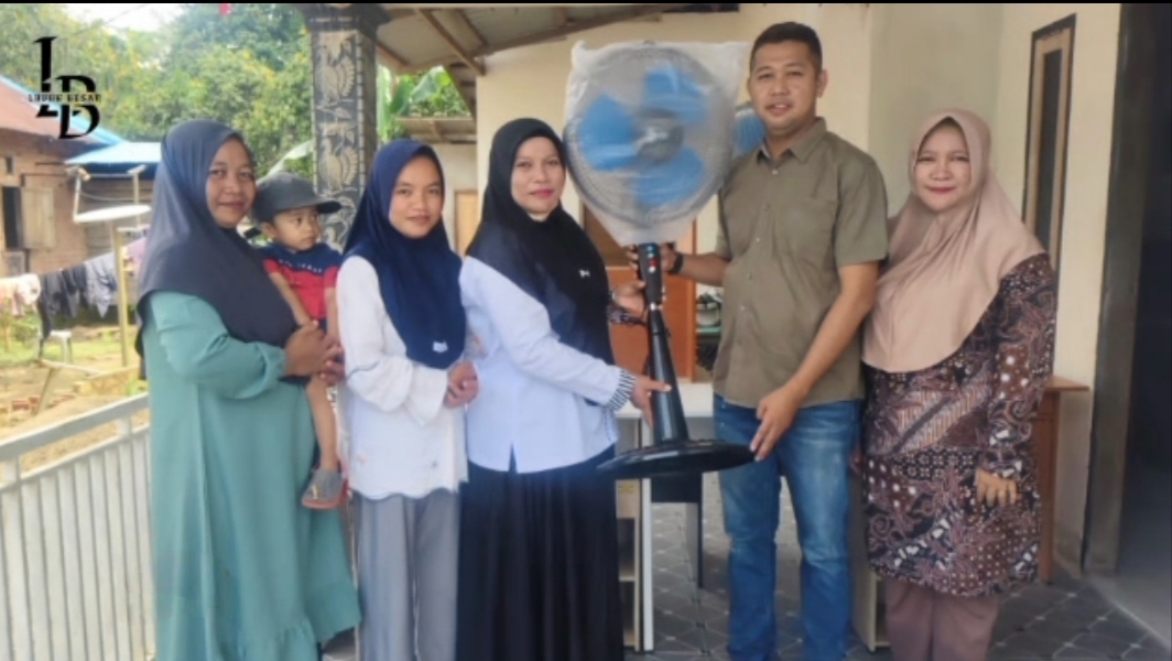 Kades Lubuk Besar Serahkan Bantuan Peralatan Kerja kepada Puskesmas