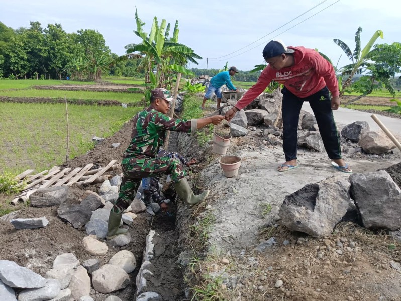 Babinsa Koramil Kabuh dan Warga Gotong-Royong Bantu Pembangunan Parit di Desa Sumbergondang