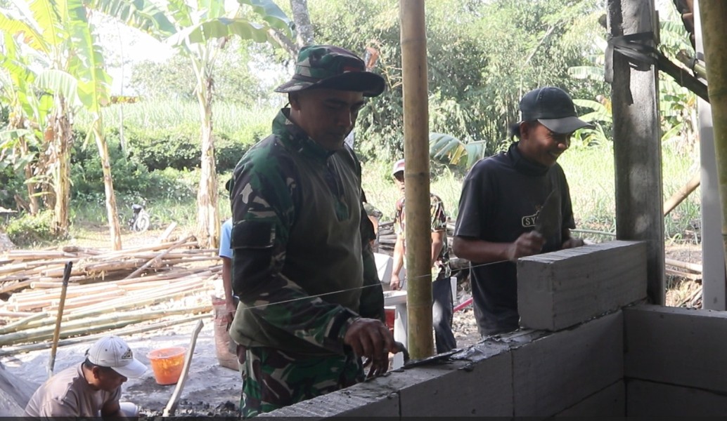 Gotong Royong Satgas TMMD dan Warga Percepat Pembangunan RTLH Milik Ibu Ety