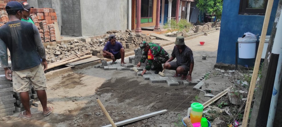 Sertu Sugeng dan Warga Grobogan Bangun Jalan Desa