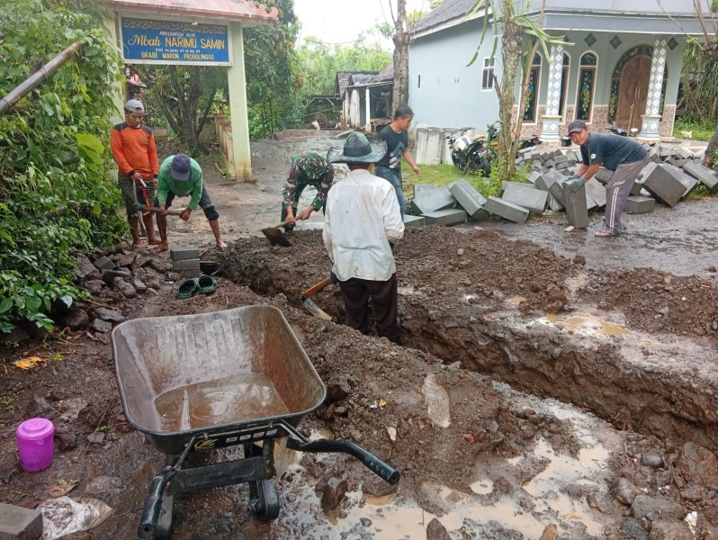 Pemasangan Buis Beton Saluran Air TMMD Ke-128 Capai 40 Persen, Atasi Genangan di Dusun Klagin