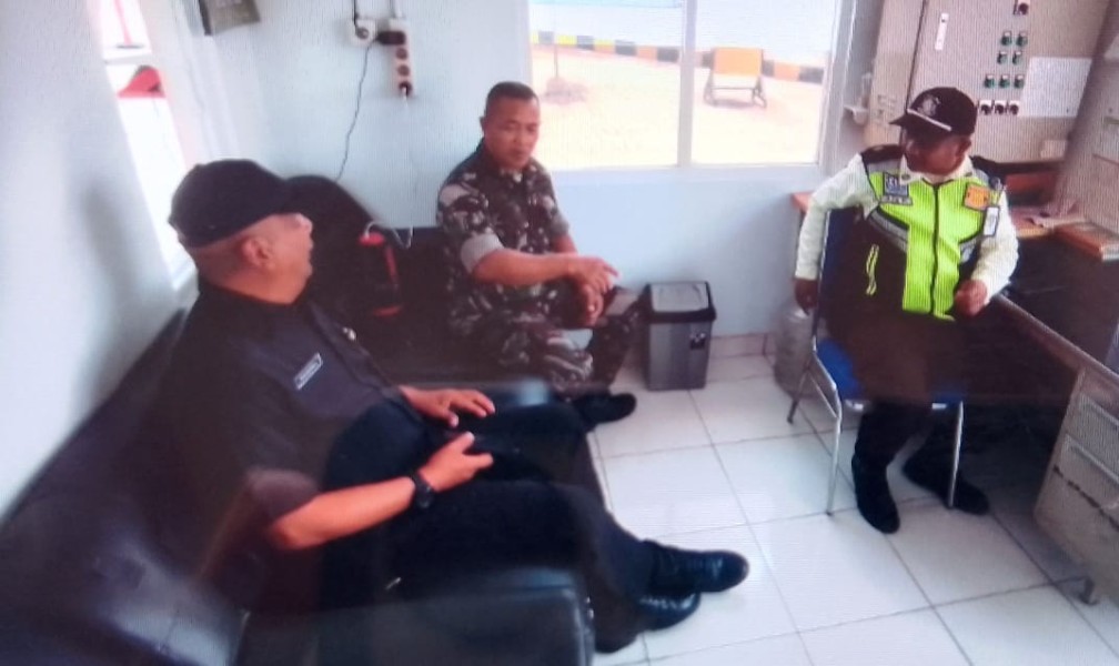 Sertu Sugeng Lakukan Komsos dengan Sekuriti