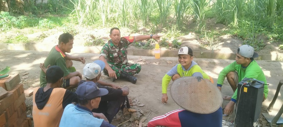 Babinsa Koramil Gudo Motivasi Warga
