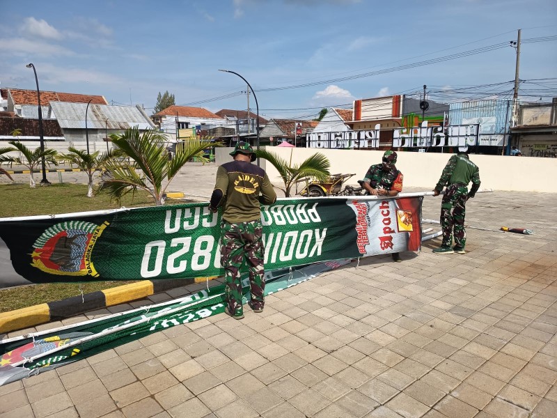 Gotong-Royong Sambut Tim Wasev, Satgas TMMD Percantik Lokasi Kegiatan di Desa Brabe