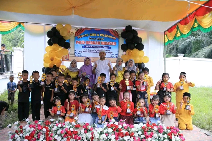 Pentas Seni dan Pelepasan Siswa-Siswi PAUD Berkah Hidayah Desa Lubuk Besar Berlangsung Meriah