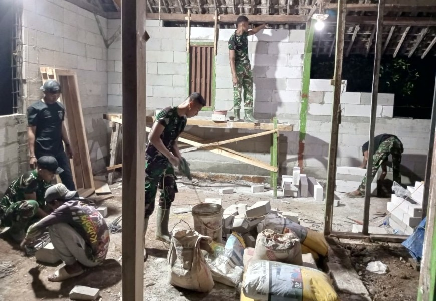 Lampu Menyala, Palu Berbunyi: Satgas TMMD 129 Bojonegoro Kebut Renovasi Rumah Warga di Malam Hari