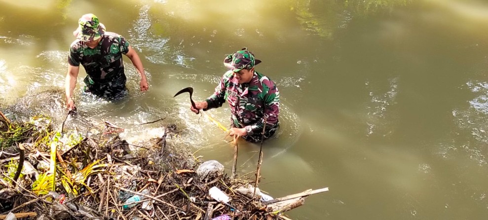 Koramil Jombang Gelar Karya Bakti Bersih-Bersih Sungai