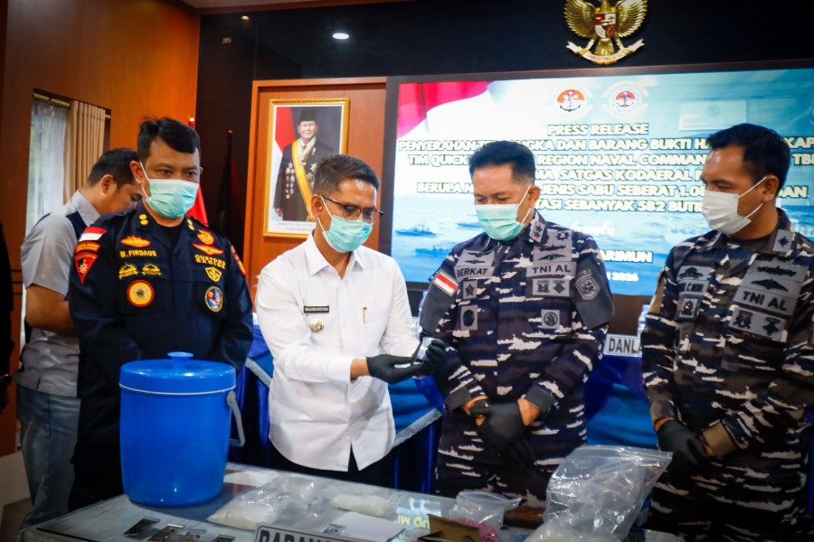 Bupati Karimun Iskandarsyah Mengapresiasi Tugas TNI AL  Yang Telah Berhasil Menggagal Penyeludupan Narkoba Jenis Sabu I.084 Gram Dan 582 Butir Pil Ekstasi Di Perairan Karimun