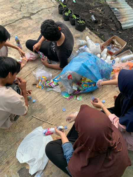 Mahasiswa Kukerta Unri Di Tempuling Menyulap Sampah Menjadi Ecobrik