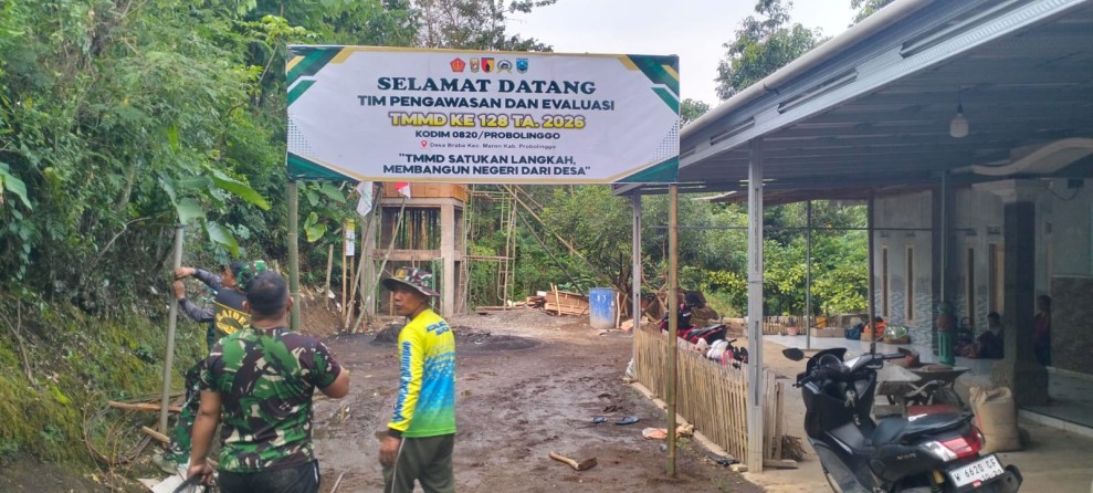 Satgas Bersama Warga Pasang Benner Sambut Tim Wasev Sterad TNI