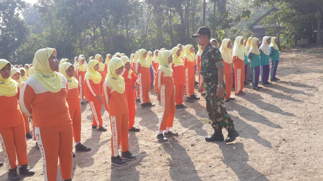 Sertu Abdur Rokhim Beri Pelatihan di MA Midannuttaklim