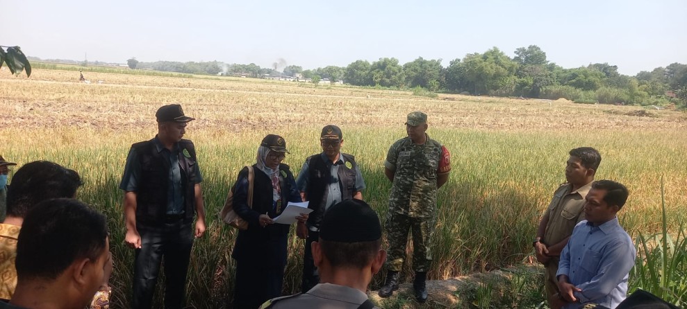 Babinsa Koramil Jogoroto Komsos dengan Warga Tambar