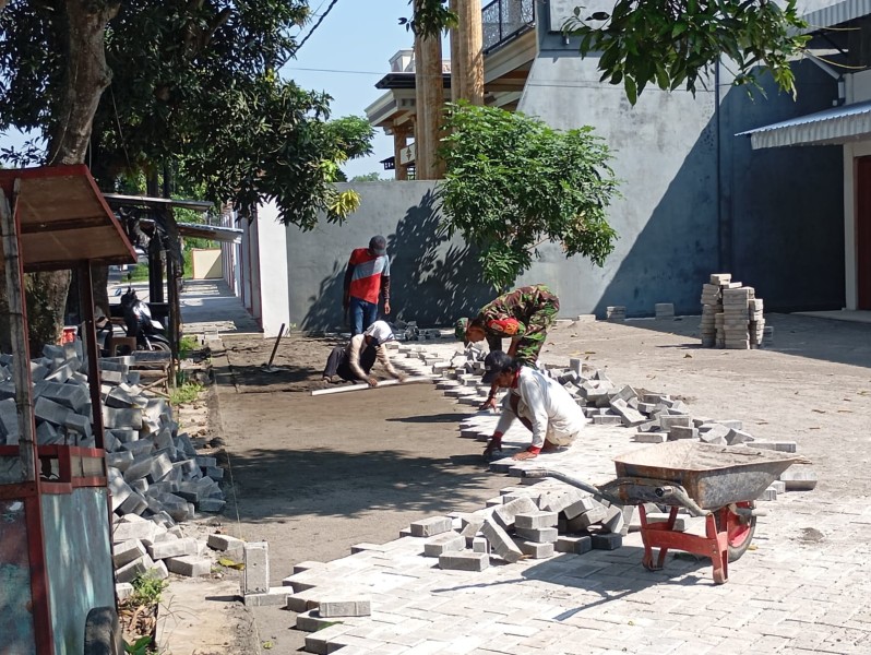 Wujud Kemanunggalan TNI-Rakyat, Serka Soli Gelar Karya Bakti Pasang Paving Block