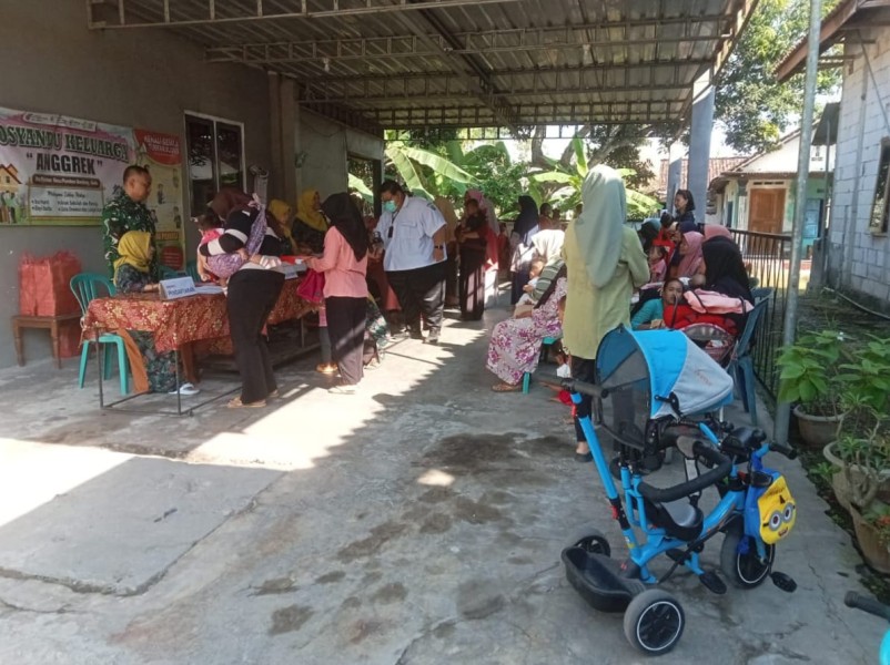 Serma Argo Dampingi Posyandu Balita di Plumbongambang