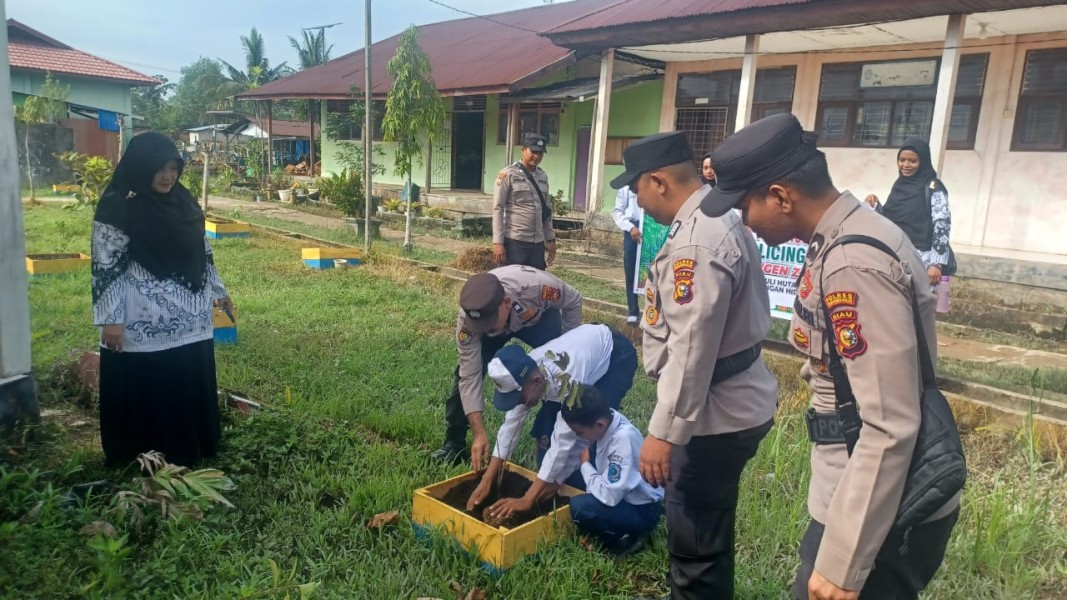 Polres Indragiri Hilir Gelar Program Green Policing dan Penyuluhan Gen Z Cinta Lingkungan di SMP Negeri 1 Tembilahan