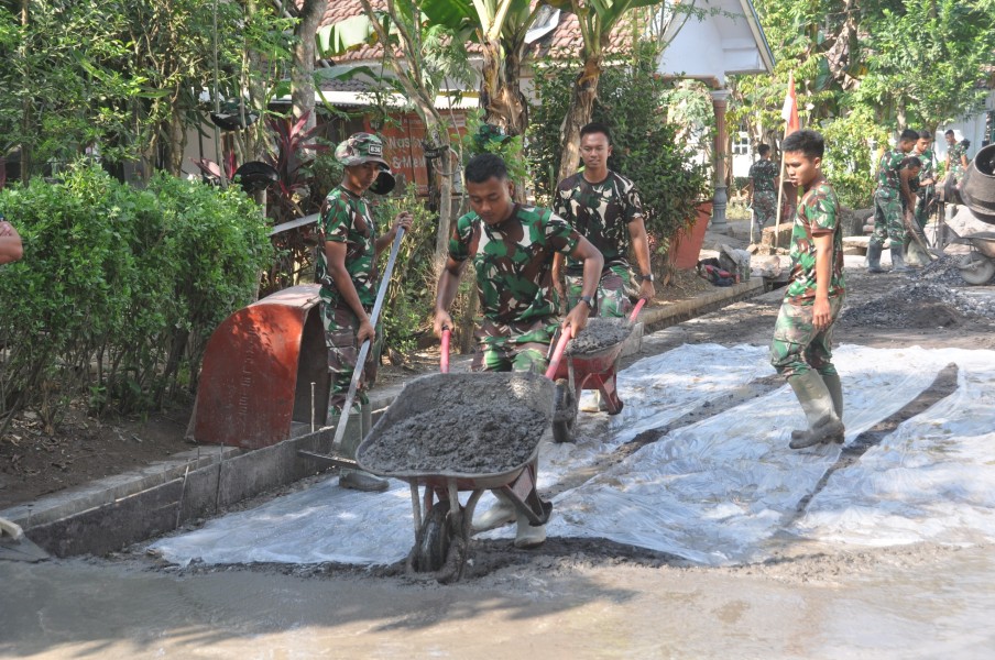 Distribusi Adonan Beton TMMD ke-129 Terus Dioptimalkan, Dukung Kelancaran Pengecoran Jalan
