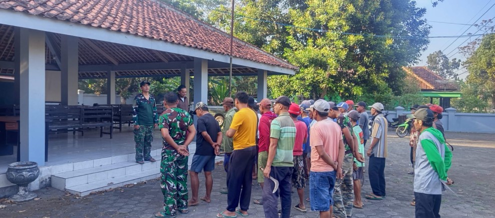 Satgas TMMD dan Warga Gotong Royong Bersihkan Kantor Desa Ledok Tempuro