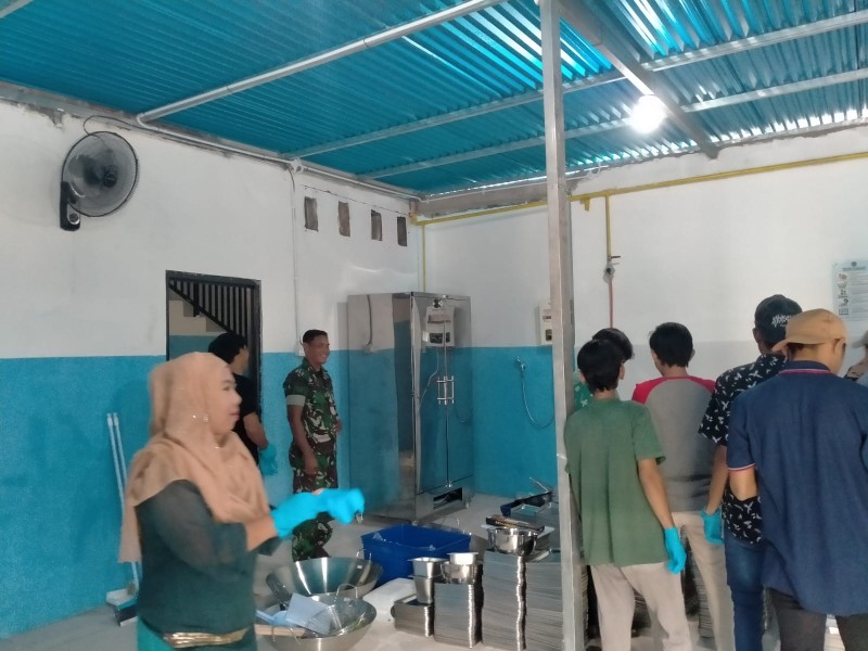 Babinsa Koramil Kabuh Dampingi Penyaluran Makan Bergizi Gratis di Desa Kabuh