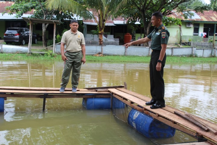 Kodim 0314/Inhil Melakukan Gotongroyong Membuat Keramba Ikan di Kolam Resapan Air