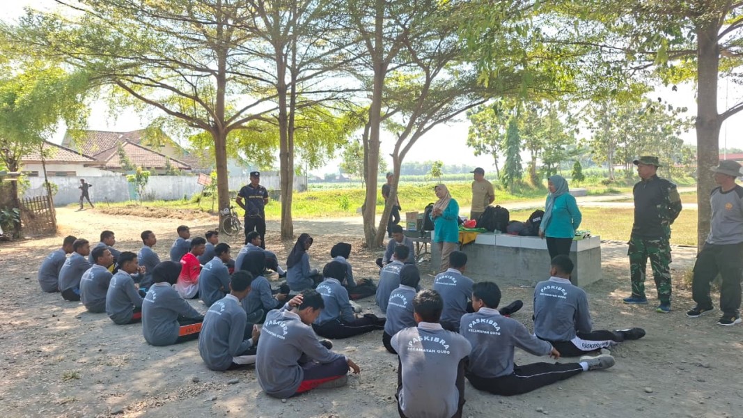 Sertu Sutrisno Berikan Pengarahan kepada Siswa Paskibraka di Lapangan Desa Sukoiber