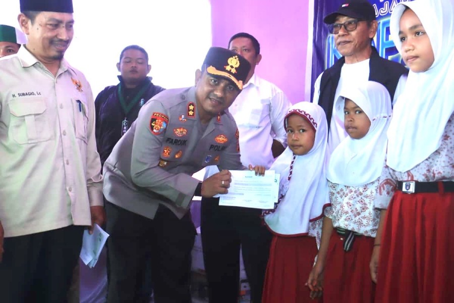 Kapolres Inhil Pimpin Penanaman Bibit Mangrove Hingga Salurankan Bansos di Terusan Kempas