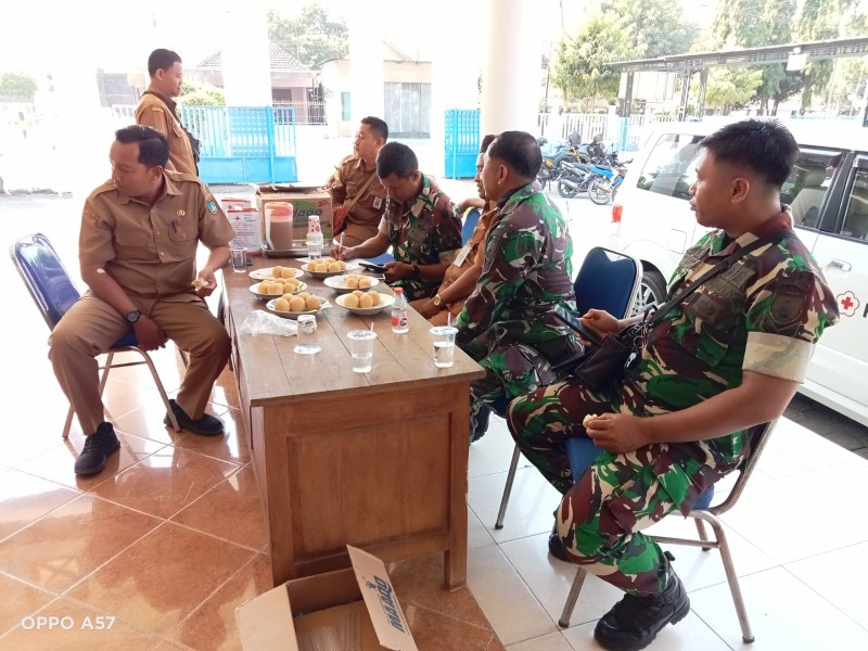 Bati Komsos Koramil Kabuh Ikuti Donor Darah di Kantor Kecamatan Kabuh