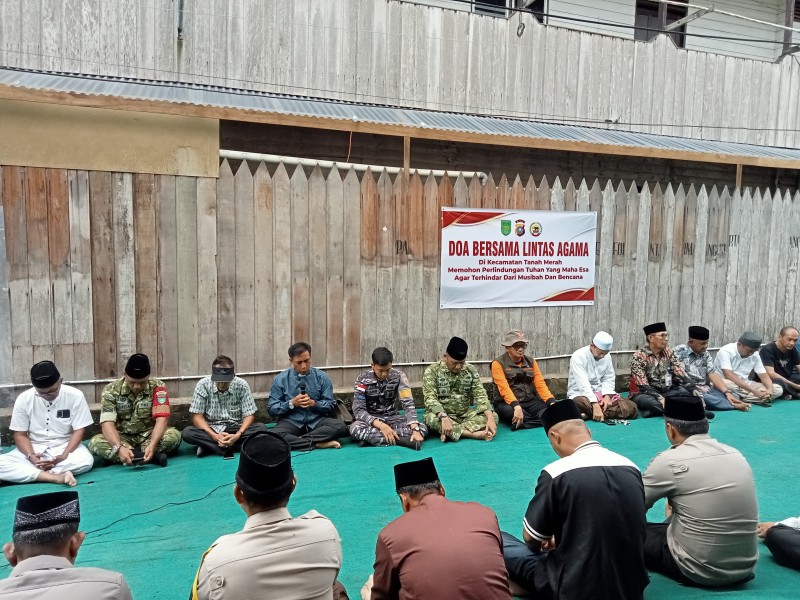 FKUB Tanah Merah Hadiri Doa Bersama Lintas Agama Untuk Korban Bencana Longsor Kuala Enok