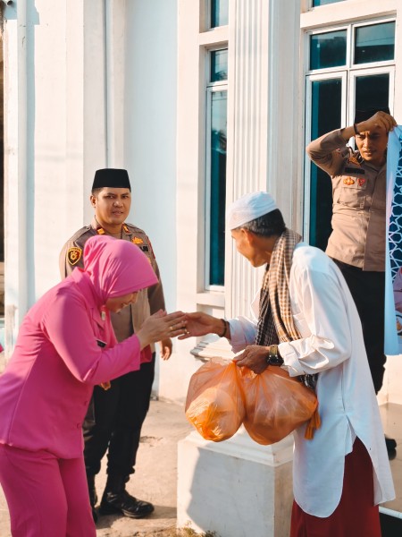 Polsek Tempuling bersama Bhayangkari Gelar Kegiatan Berbagi Takjil Ramadhan 1447 H di Sungai Salak