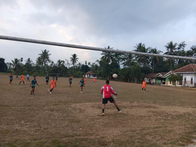 Satgas TMMD dan Warga Meriahkan Sore dengan Sepak Bola, Pererat Kemanunggalan TNI dan Rakyat