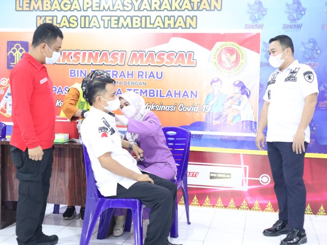 Sinergi dengan Binda Riau, Lapas Tembilahan Kanwil Kemenkumham Riau Gelar Vaksinasi Massal bagi Petugas, WBP hingga Keluarga Petugas