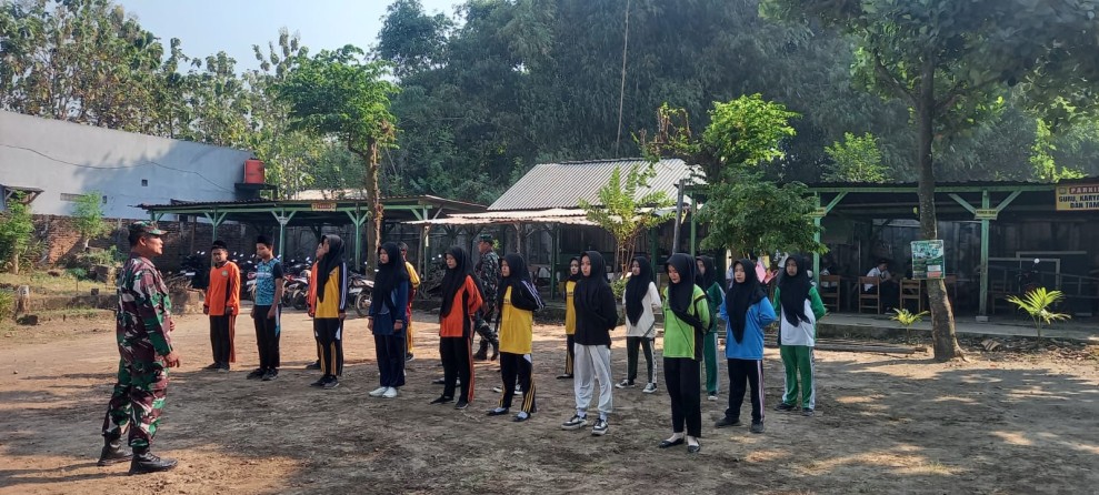 Babinsa Koramil Jogoroto Latih PBB dan Wasbang Pelajar di Desa Tambar
