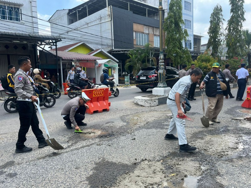 Keselamatan Lancang Kuning 2026 Sat Lantas Polres Inhil bersama Forum LLAJ Tambal Sulam Jalan