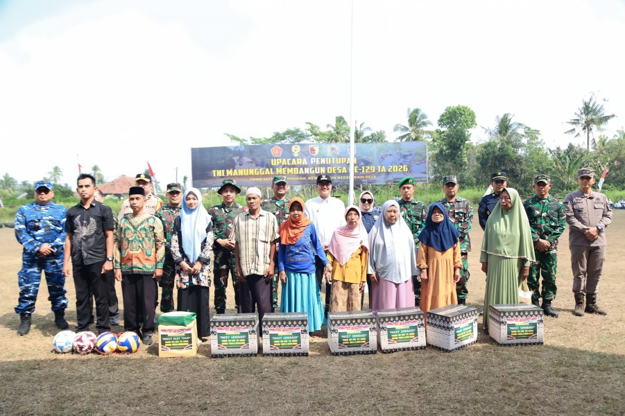 Penutupan TMMD ke-129, Forkopimda Serahkan Bantuan dan Peralatan Olahraga kepada Warga