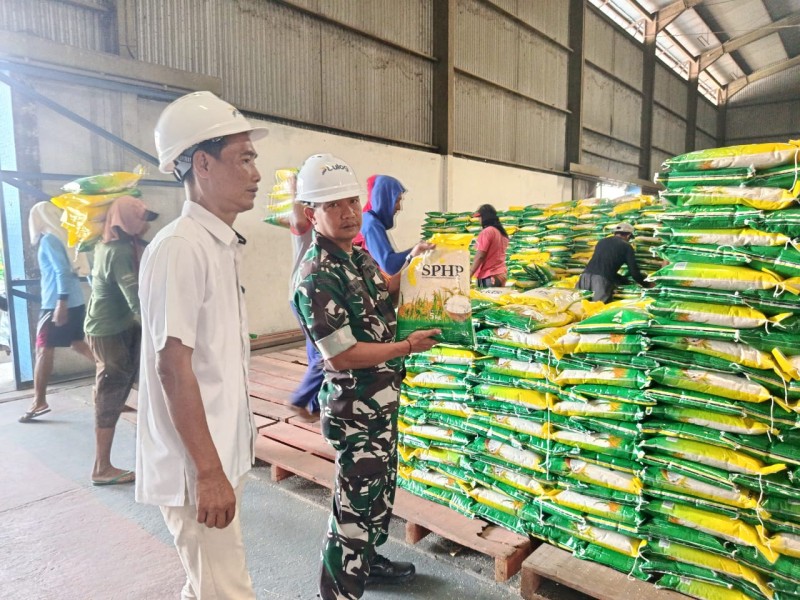 Sertu Bambang Cek Stok Beras Bulog, Pastikan Ketersediaan Pangan di Jombang