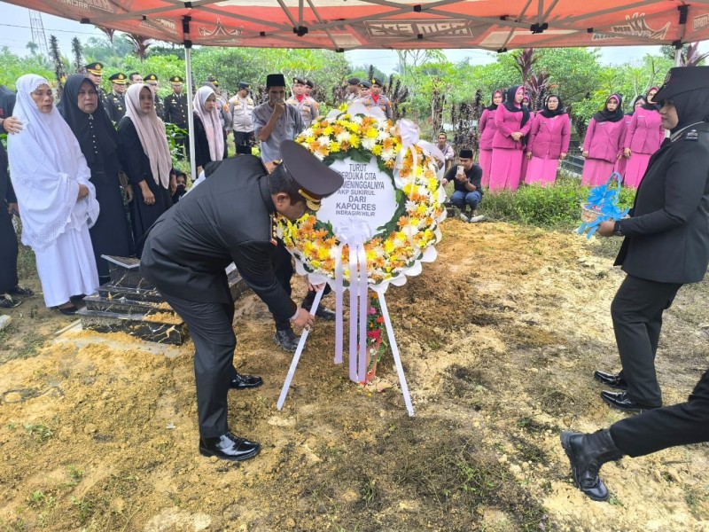 Kapolres inhil AKBP Farouk Otora Pimpin langsung Upacara  Pemakaman Alm AKP Sukirul