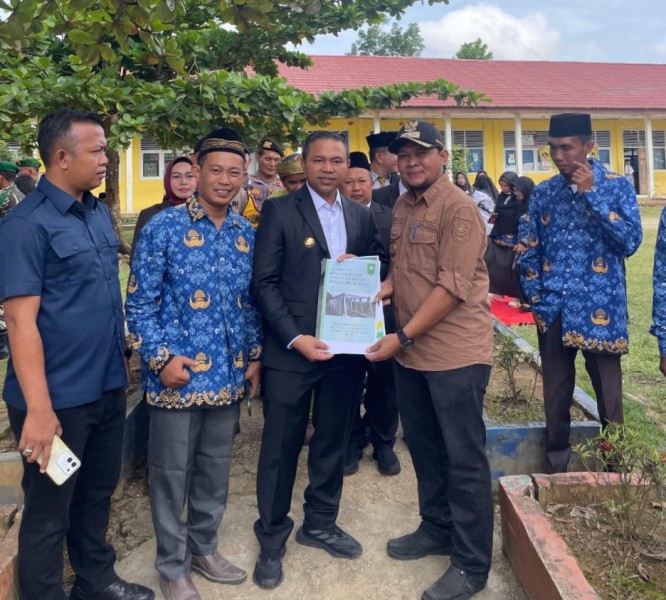 Kades Kemuning Muda Serahkan Proposal Pembangunan Jembatan kepada Abdul Wahid