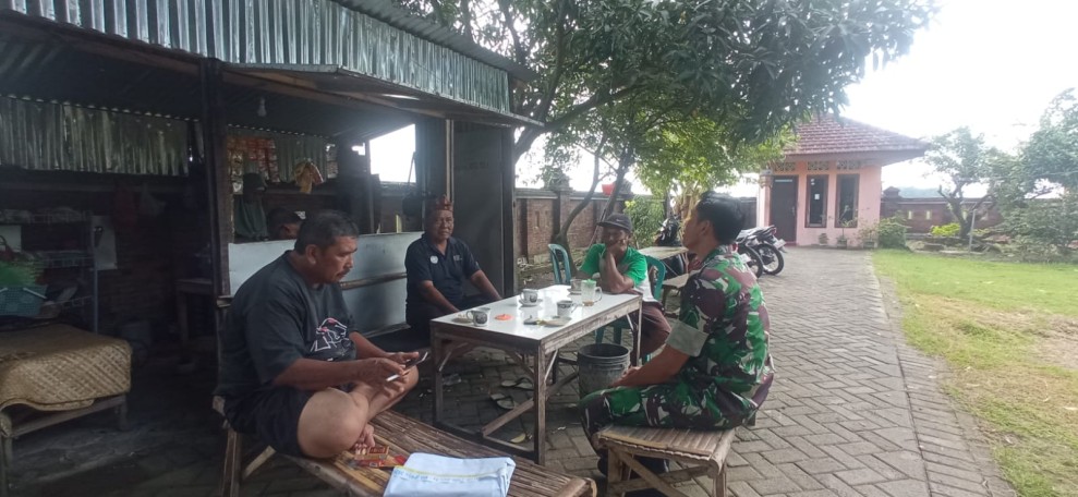 Sertu Riyanto Jalin Keakraban dengan Warga Sudimoro