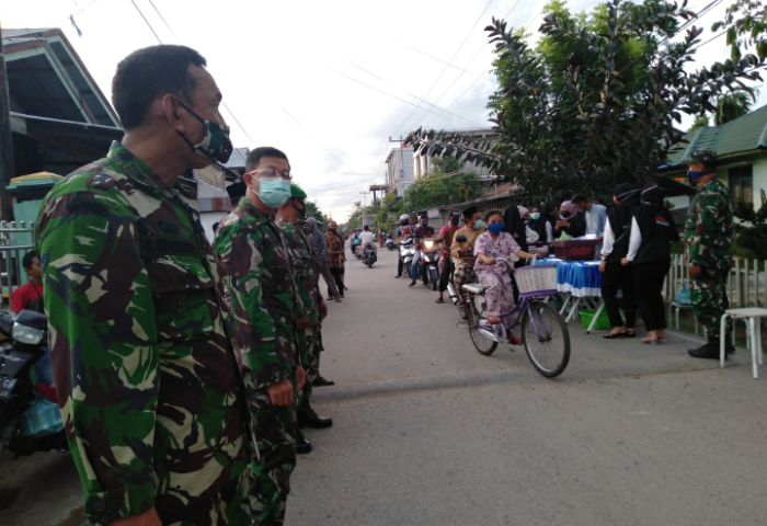 Vioni Bersaudara bersama Kodim 0314/Inhil dan PWI Inhil Berbagi Takjil