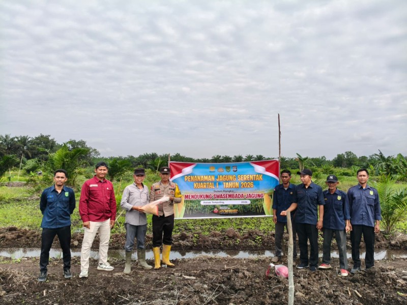 Polsek Tempuling Dukung Swasembada Pangan 2026, Bhabinkamtibmas dan Kelompok Tani di Harapan Jaya Tanam Jagung 1 Hektar