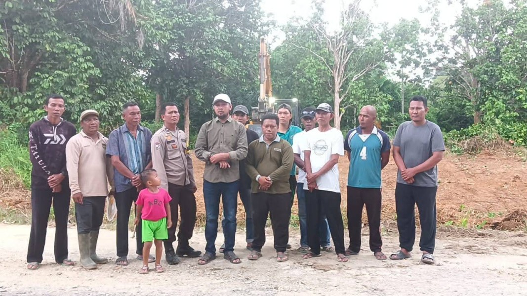 Pemdes Lubuk Besar Gotong Royong Lokasi Rencana Pembangunan MDTA