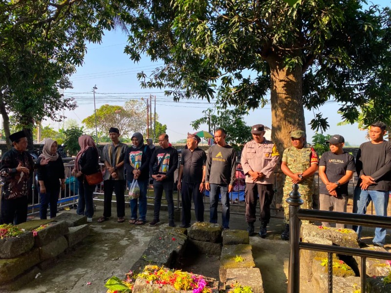 Serda Aan Timor Bersama Bhabinkamtibmas Hadiri Sedekah Desa Sumberagung