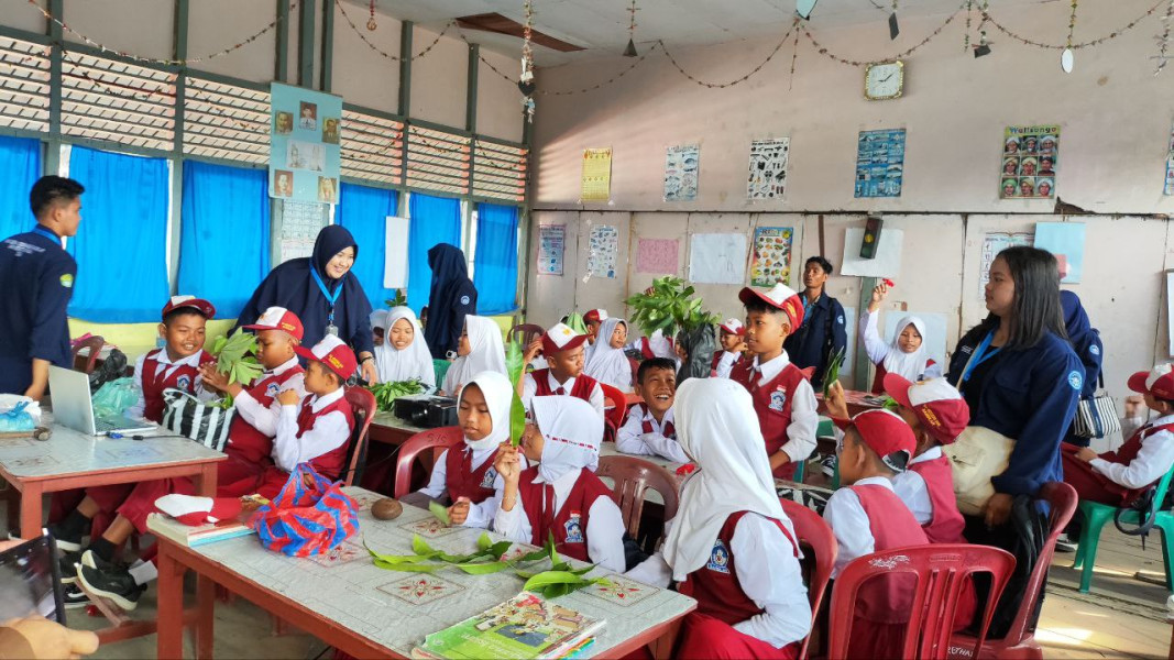 Mahasiswa Kukerta Unri Cetak Generasi Eco preneur di Desa Seberang Sanglar Melalui Ecoprint