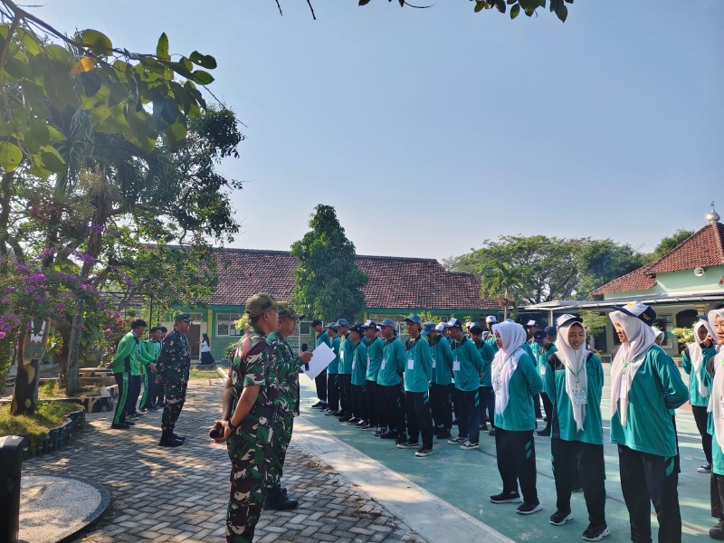 Babinsa Tanamkan Nilai Kedisiplinan di MAN 9 Jombang