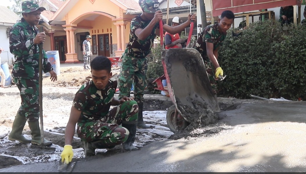 Tahap Finishing Rabat Jalan TMMD ke-129 Dikebut, Satgas dan Warga Utamakan Kualitas Hasil Pembangunan