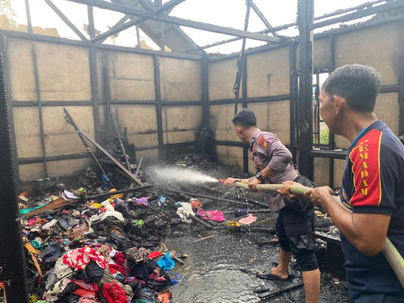 Kebakaran di Tanah Merah Hanguskan Rumah Pak Hadi