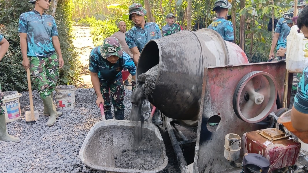 Satgas TMMD ke-129 Percepat Pengecoran Rabat Beton, Adonan Disiapkan Demi Jaga Kualitas Konstruksi