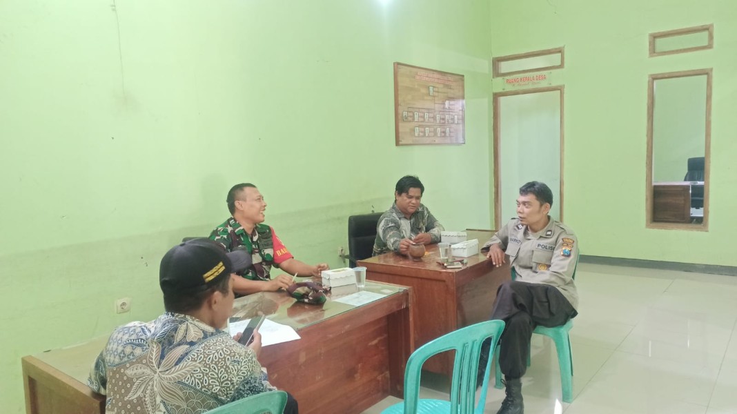 Babinsa Sertu Muhaji Jalin Sinergitas dengan Perangkat Desa Wringinpitu