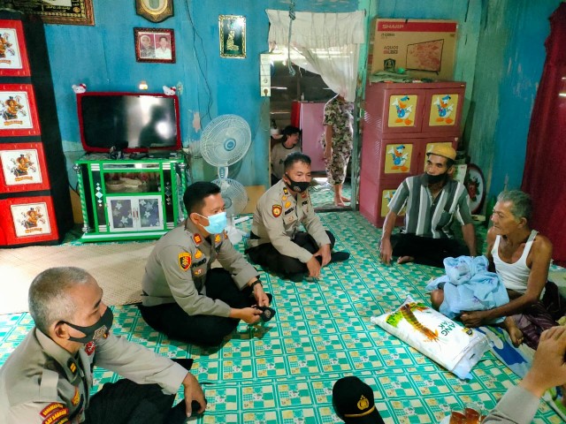 Warga Digigit Buaya, Polsek Tembilahan Hulu Berikan Bansos