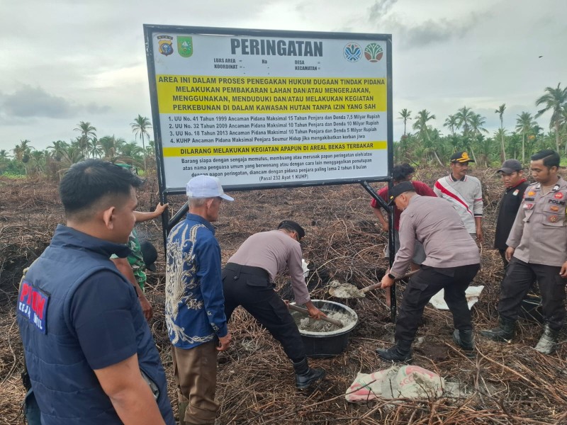 Polres Inhil Polda Riau Pasang  Plang Peringatan Karhutla di Kelurahan Teluk Pinang Kecamatan Gaung Anak Serka