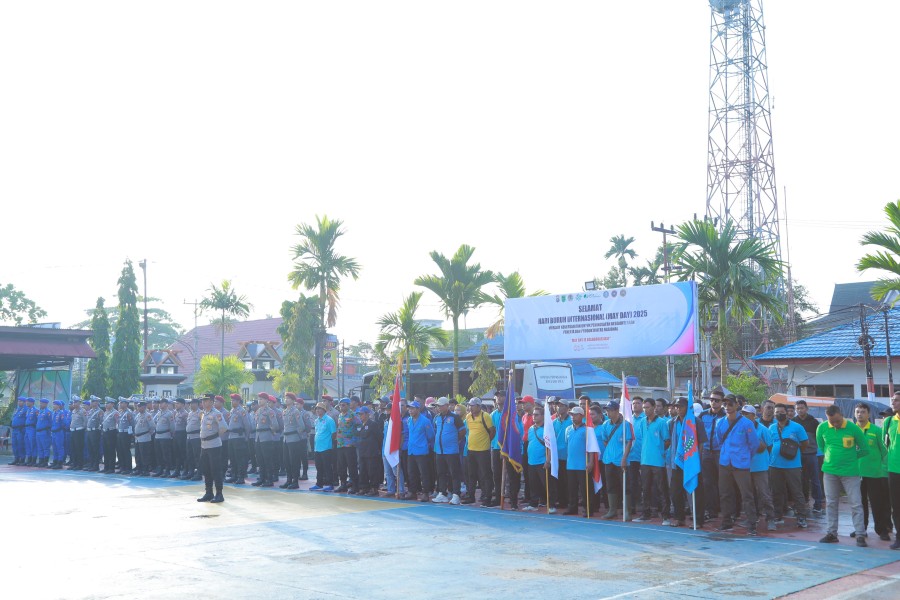Polres Inhil dan para Buruh Giat Bakti Sosial di Hari Mayday Internasional
